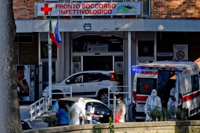 Personal de salud atiende a pacientes desde los autos porque no hay más camas en los hospitales (EFE/EPA/CIRO FUSCO)