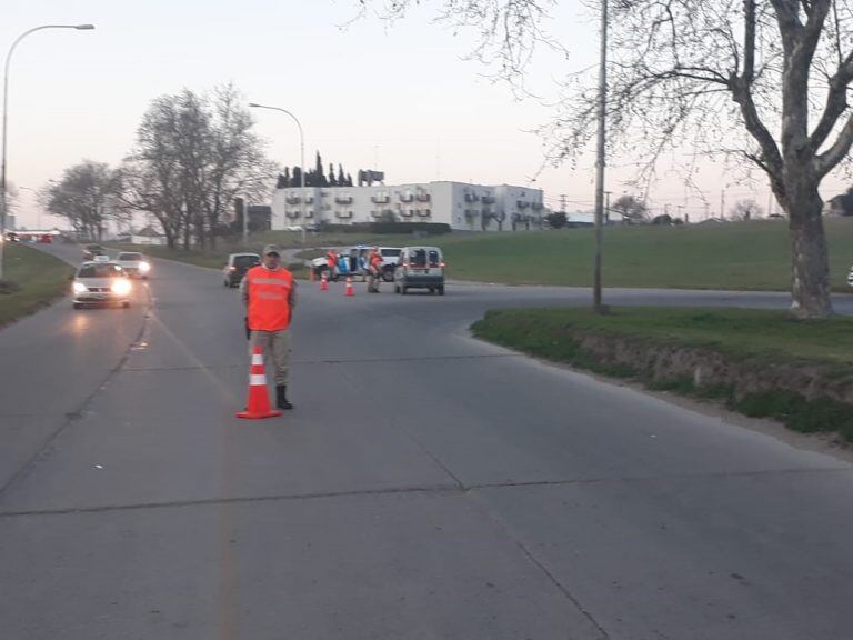 Control de tránsito en avenida Jesuita Cardiel de Necochea por parte de personal de Prefectura