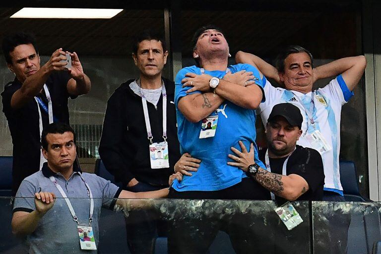 Maradona, pidiéndole a Dios.