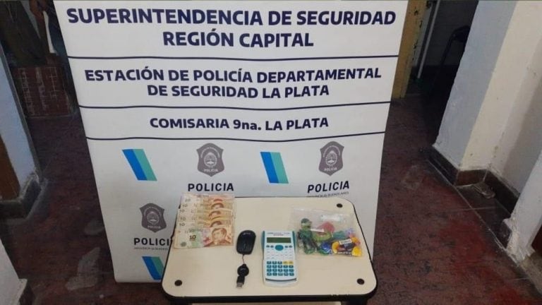 Les secuestraron una calculadora, una bolsa de hilos, un mouse y dinero en efectivo.