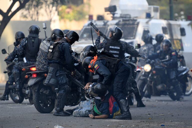 Las fuerzas de seguridad, atacando y defendiendose de los manifestantes (Foto: Federico PARRA / AFP)