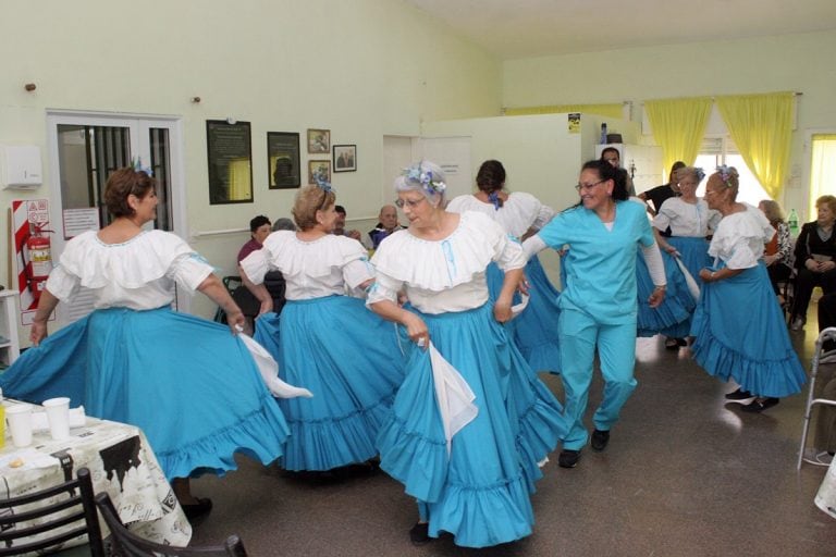 Ciudadanas ilustres de visita en el Hogar Juan XXIII Arroyito