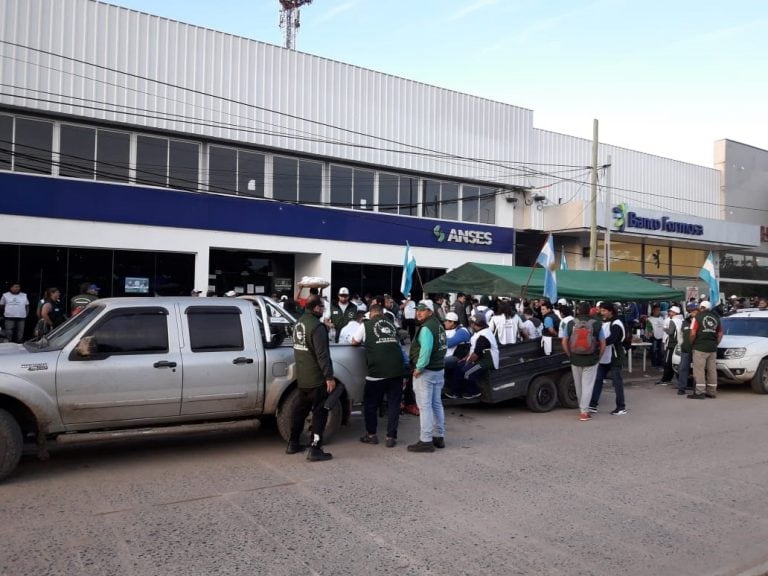 ANSES Formosa impedida de trabajar en la jornada por una protesta con piquete de parte de Camioneros. (Foto: Colaboración)