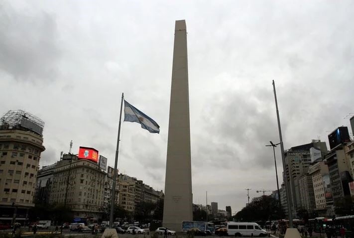 Cuando Leandro Erlich le "cortó" la cabeza al Obelisco./ DYN