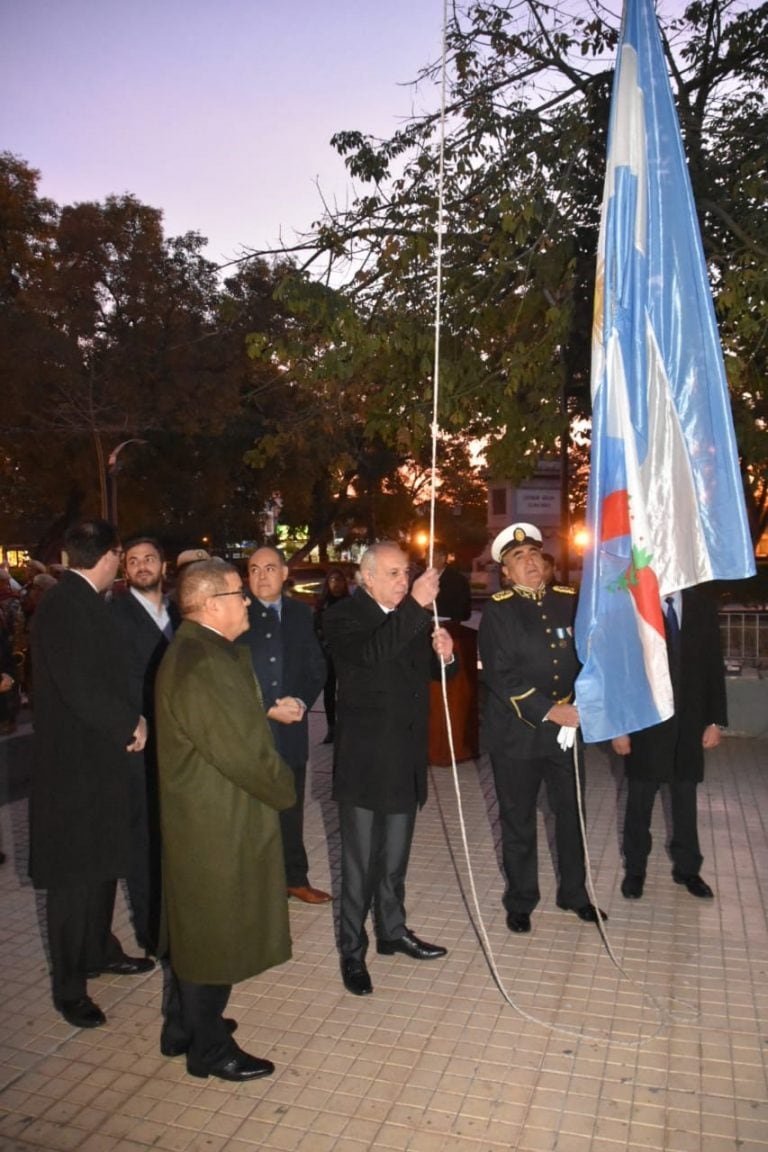 El izamiento de las banderas fue encabezado por el ministro de Gobierno Durán Sabas