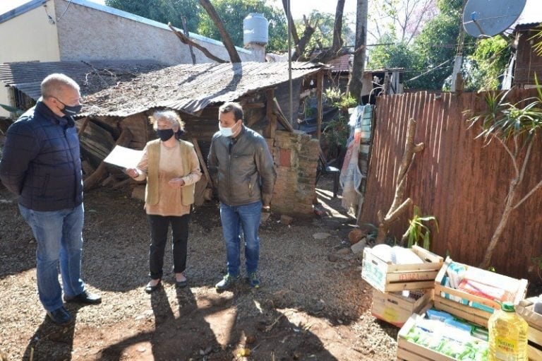 Leli, una de las señoras que recibieron ayuda para su emprendimiento. El gobernador Herrera ordenó que además reparen su humilde vivienda.