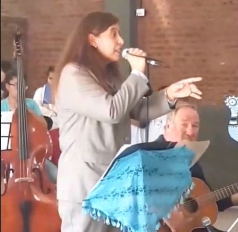 Alex Macías junto a Cacho Piña en la interpretación de No llores por mí, Argentina.