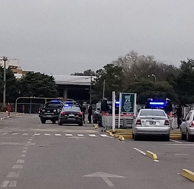 Gran despliegue policial en la puerta del Hipermercado Libertad.