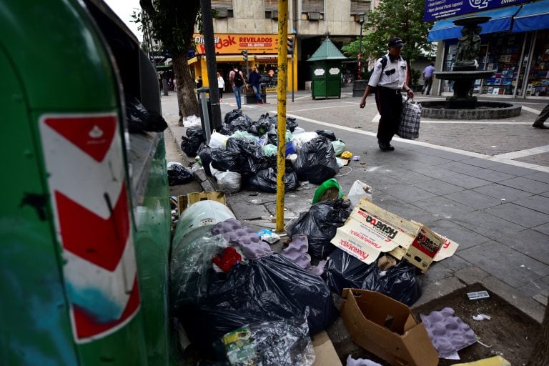 La basura se acumula en la ciudad de Córdoba por una protesta del Surrbac ante la suspensión de un trabajador.