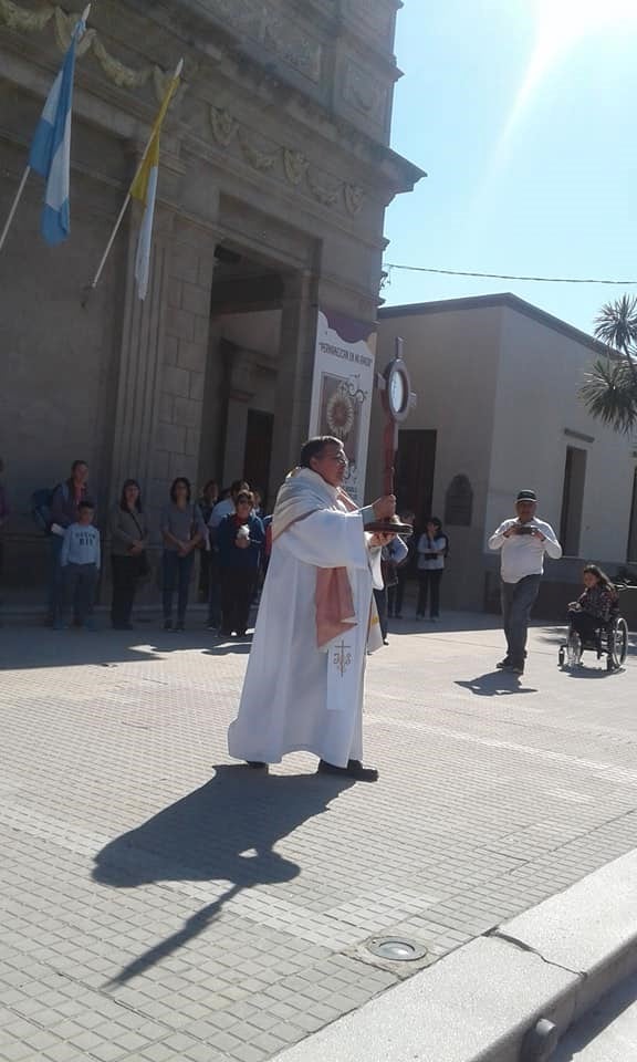 El cura de Sampacho bendijo con camiones regadores al pueblo. (FM Identidad de Sampacho)