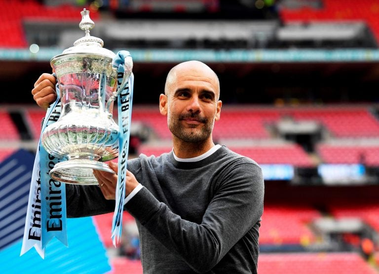 Pep Guardiola posa con el trofeo (EFE)