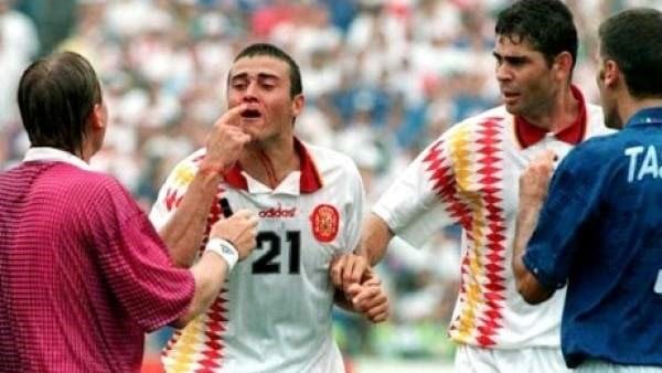 Con un codazo salvaje, el italiano Tassotti le rompió la nariz a Luis Enrique en pleno partido por cuartos de final. El árbitro húngaro Sandor Puhl no lo expulsó, ni siquiera dio falta. La Fifa sí sancionó al italiano con ocho fechas (después bajadas a siete), en la primera sanción de oficio en Mundiales.