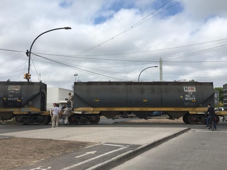 Un testigo indicó que se encontraban las barreras bajas en Acevedo y Francia (@laochoam830).