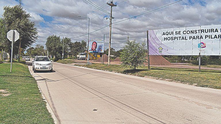 Pavimentación de la calle Zenón López. De fondo, el predio del nuevo Centro de Salud de Mayor Complejidad, próximo a construirse con fondos municipales.