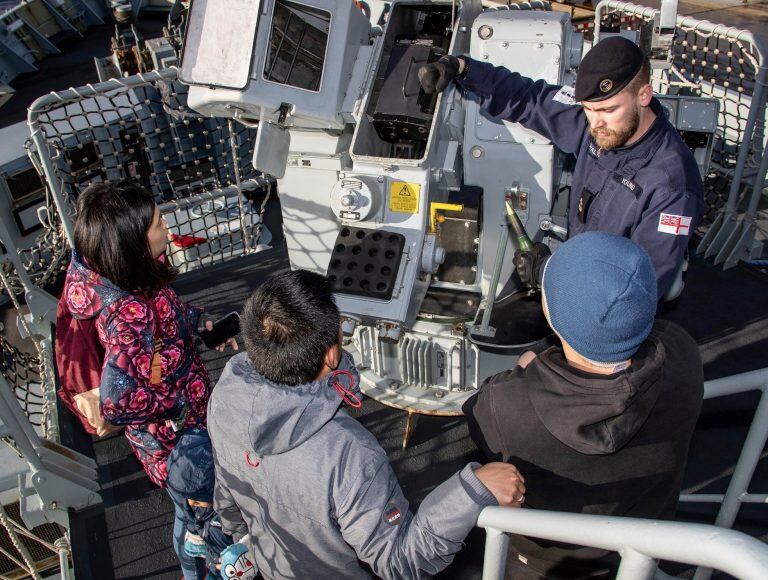 Patrullero Oceánico HMS "FORTH"  día de puertas abiertas (junio 2019). Muestra del cañón 30mm en proa.