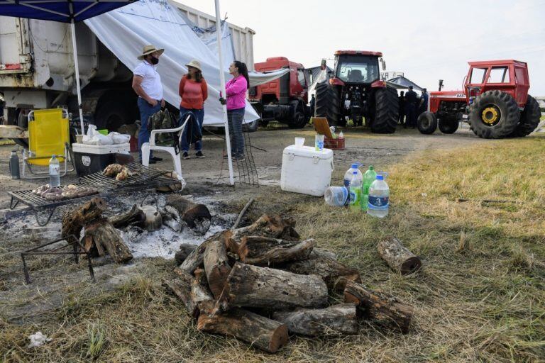 Acampe en las tierras de la familia Etchevere (Foto: Clarín)