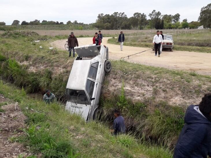 Un auto cayó en un zanjón en Olavarría (Foto: Gentileza Verte.tv)