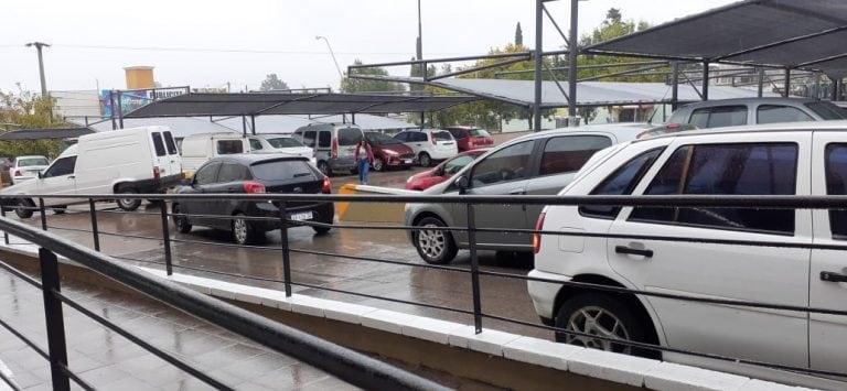 Estacionamiento atestados de vehículos.