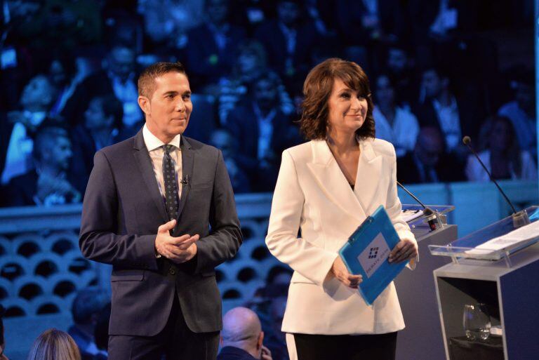 Rodolfo Barilli y Maria Santillan, moderadores en el primer debate presidencial televisado para las elecciones argentinas del 27 de octubre (EFE/ Javier Escobar)