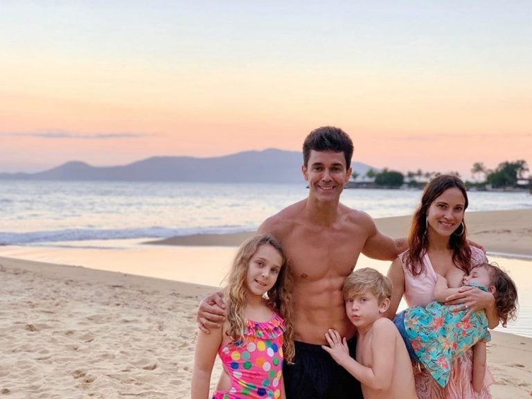 Mariano Matínez y Camila Cavallo junto a su hija Alma, y a los otros dos hijos de él: Olivia y Milo (Foto: Instagram)