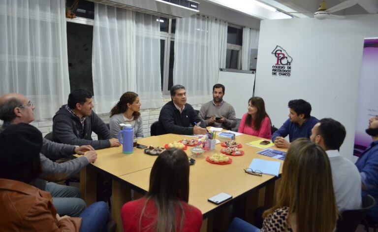 El intendente Jorge Capitanich reuniéndose con miembros del Colegio de Psicología del Chaco (Vía Resistencia).