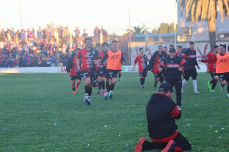 Fito Cuello de rodillas en el cesped emocionado por el gol en la goleada de Sporting en el clásico ante Rosario. 