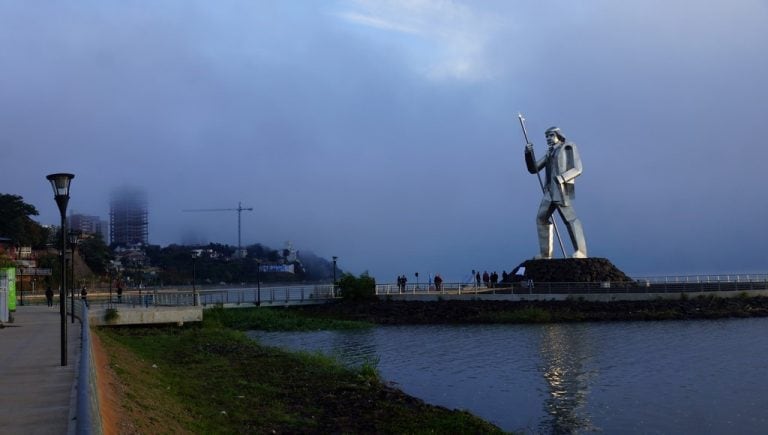 Guacurarí en un raro monumento metálico sobre el agua del Paraná, frente a la Costanera de Posadas. (WEB)