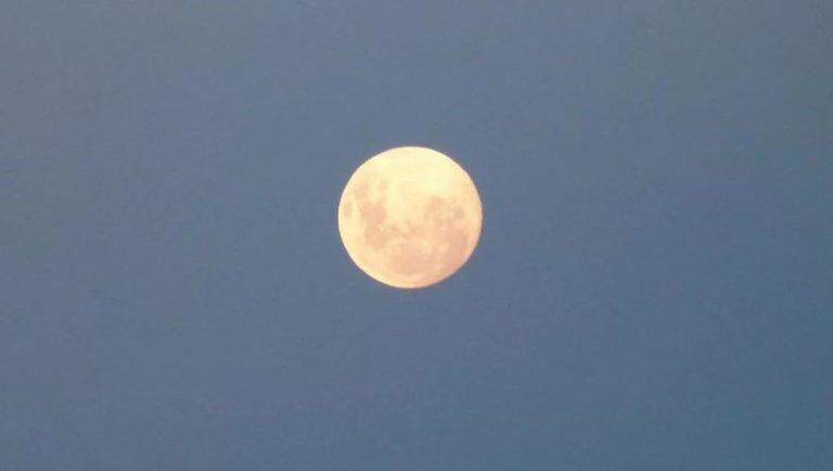 La "Superluna de nieve" iluminó a toda Argentina.