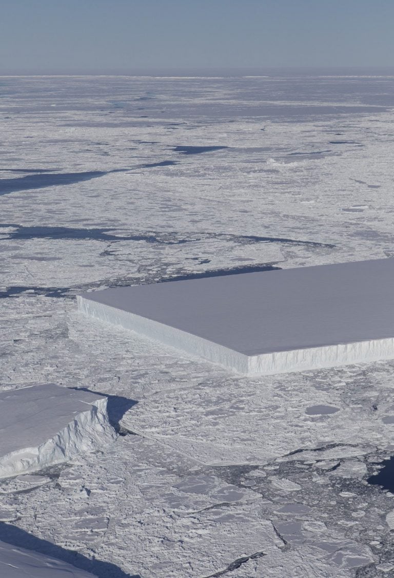 La NASA encontró un iceberg con una inusual forma rectangular.