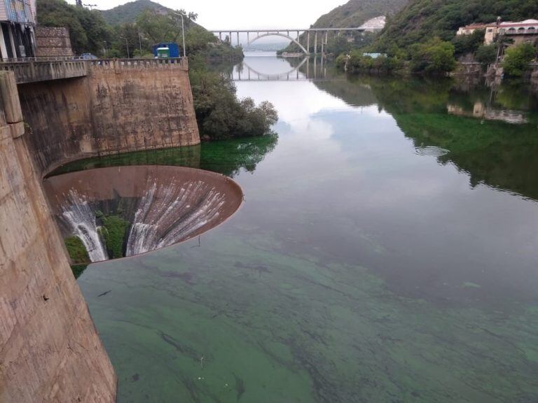 Embudo del dique San Roque en su punto máximo.