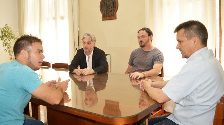 Los protagonistas reunidos con el intendente Altolaguirre (Municipalidad de Santa Rosa)