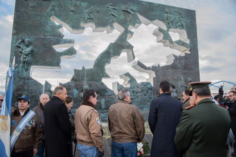 Homenaje en a los héroes de Malvinas en el monumento a los caídos.