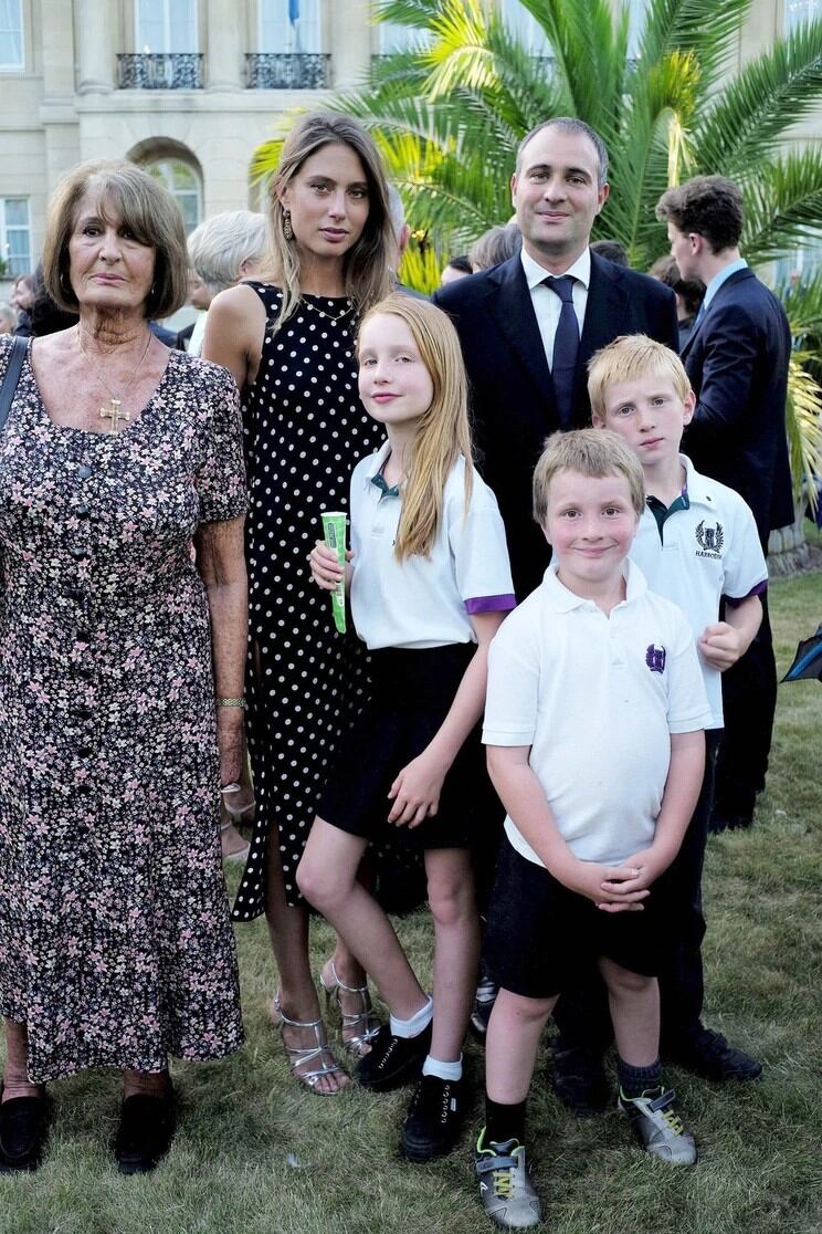 Lady Annabel Goldsmith, su nuera Jemima y su hijo Ben, junto a los hijos de este, Iris, Frank e Isaac (Web)