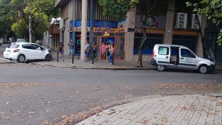 Dos autos chocaron en el macrocentro. (Rosario3)