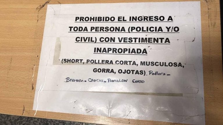 El cartel pegado en mesa de entrada de la Jefatura Policial de San Luis.