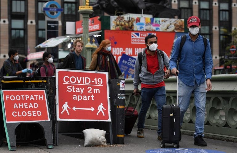 Señal de distanciamiento en Westminster, Londres (EFE/EPA/ANDY RAIN)