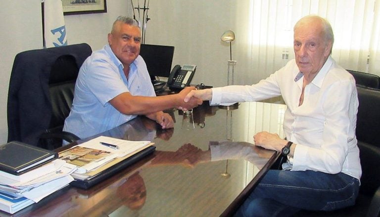 Claudio Tapia junto a Cesar Luis Menotti. (AFA).