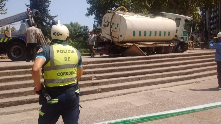 Cayó un camión cisterna en el Paseo Sobremonte.