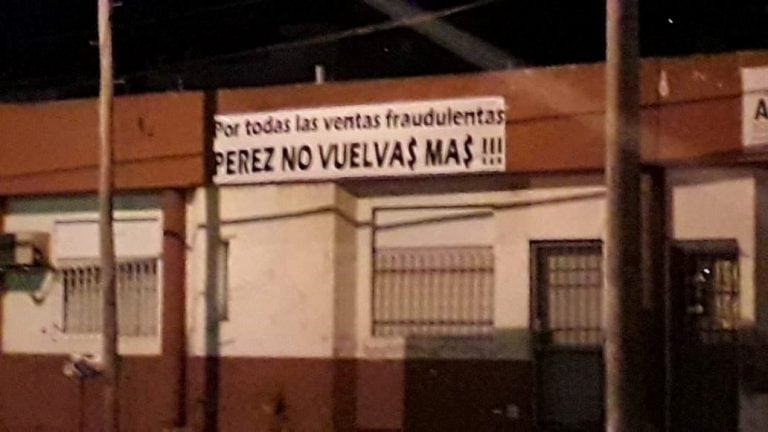 Los carteles que aparecieron en los alrededores de la cancha de Belgrano criticando a la actual gestión de Franceschi y al ex Armando Pérez. (Forza Belgrano)