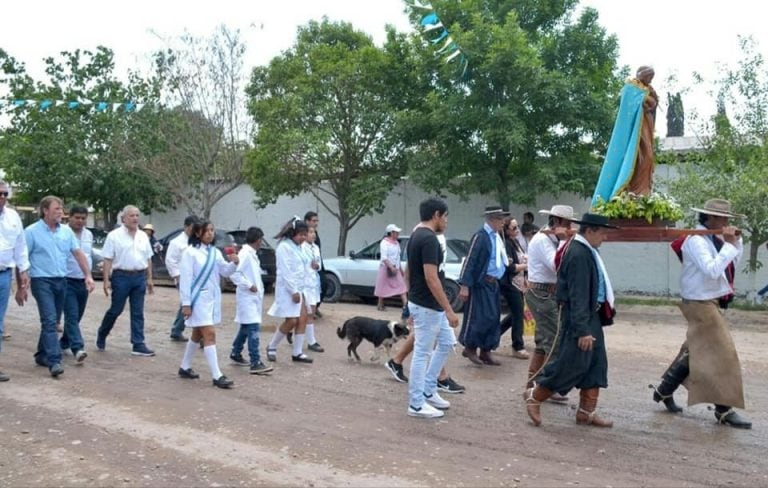 La imagen de la Virgen del Rosario de Río Grande, en procesión por las calles del pueblo.