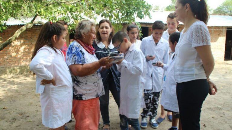 Una familiar de Blanco junto con los alumnos de la escuela rural