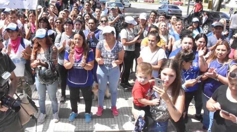 Un multitud aplaudió la salida de Nadia (El Diario)