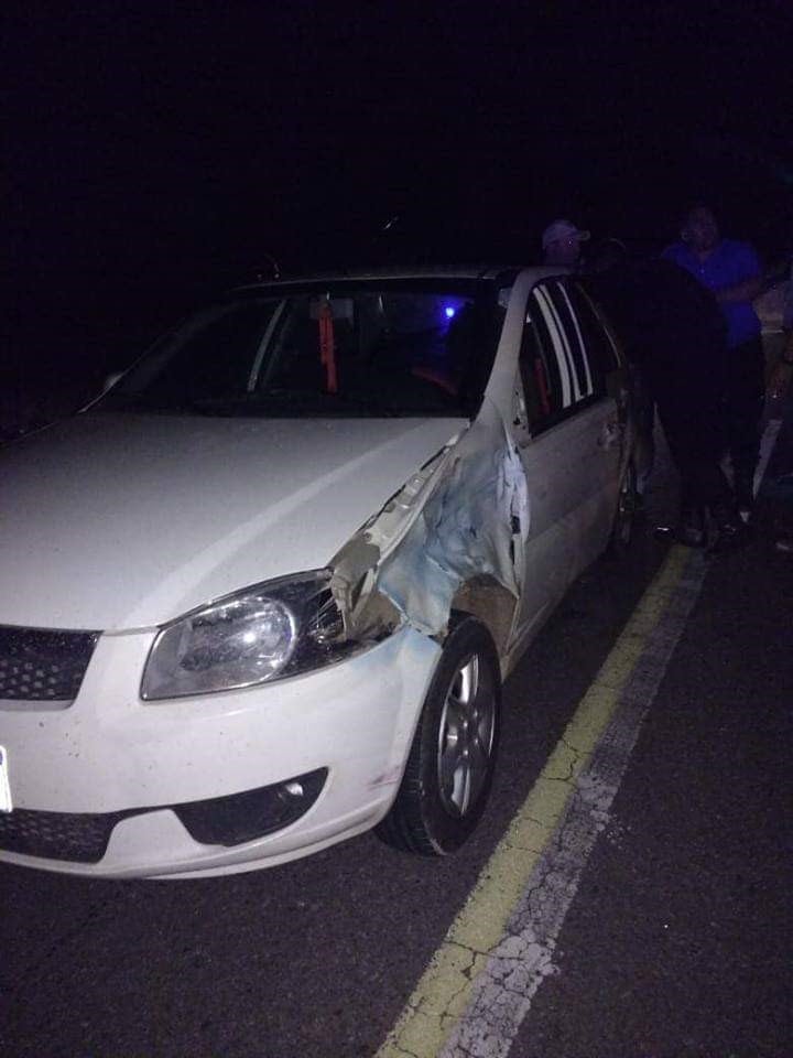 El  automóvil presentaba evidentes señales de haber embestido a una motocicleta con la parte izquierda del frontal, e incluso tenía incrustados restos de sangre