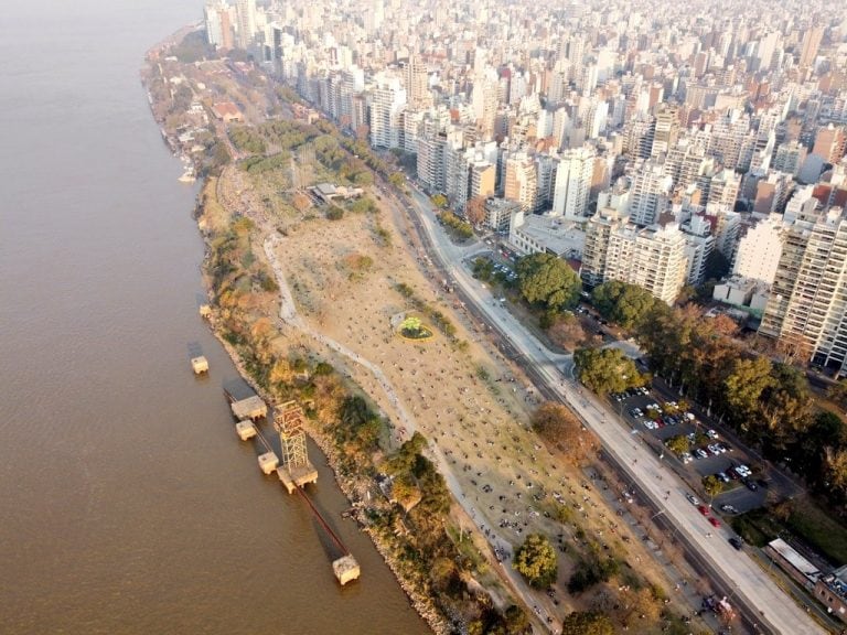 Toma panorámica de la costanera central de Rosario durante la implementación del distanciamiento social, preventivo y obligatorio por el nuevo coronavirus. (@fede_padin)