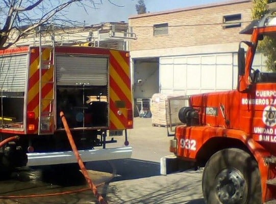 Incendio en una fábrica de telgopor de Capitán Bermúdez. (Red de Emergencias)