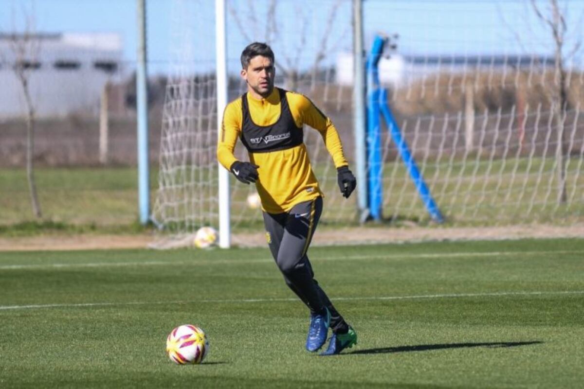 Se confirmaron las bajas de Caruzzo y Arismendi para visitar a Atlético Tucumán
