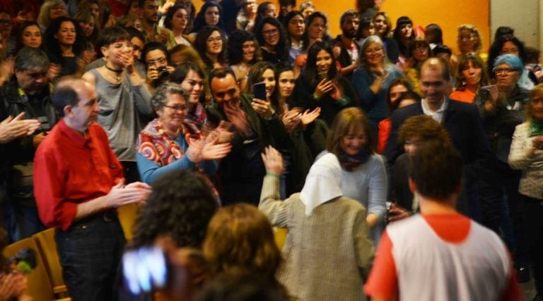 Cortiñas fue recibida con emoción por un Aula Magna colmada (Vía Santa Rosa)