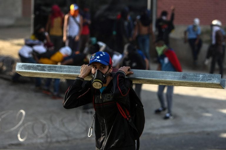 CAR01. CARACAS (VENEZUELA), 24/04/2017 - Un hombre participa en una manifestación contra el Gobierno venezolano hoy, lunes 24 de abril de 2017, en Caracas (Venezuela). Centenares de venezolanos en varias ciudades del país comenzaron a concentrarse para la