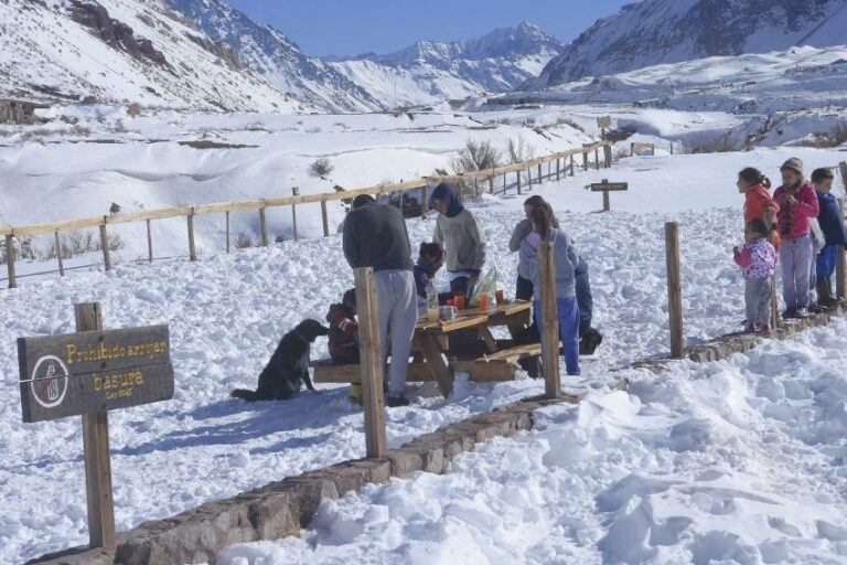 Los turistas se divierten en la nieve