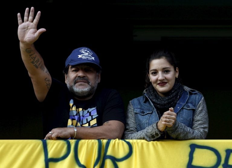 Diego viendo un partido de Boca en su palco con su hija jana (foto: REUTERS/Marcos